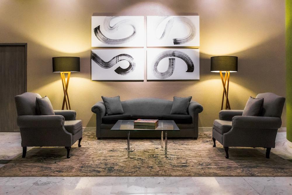 Hotel La Joya Pachuca Exterior foto A living room with a carpet