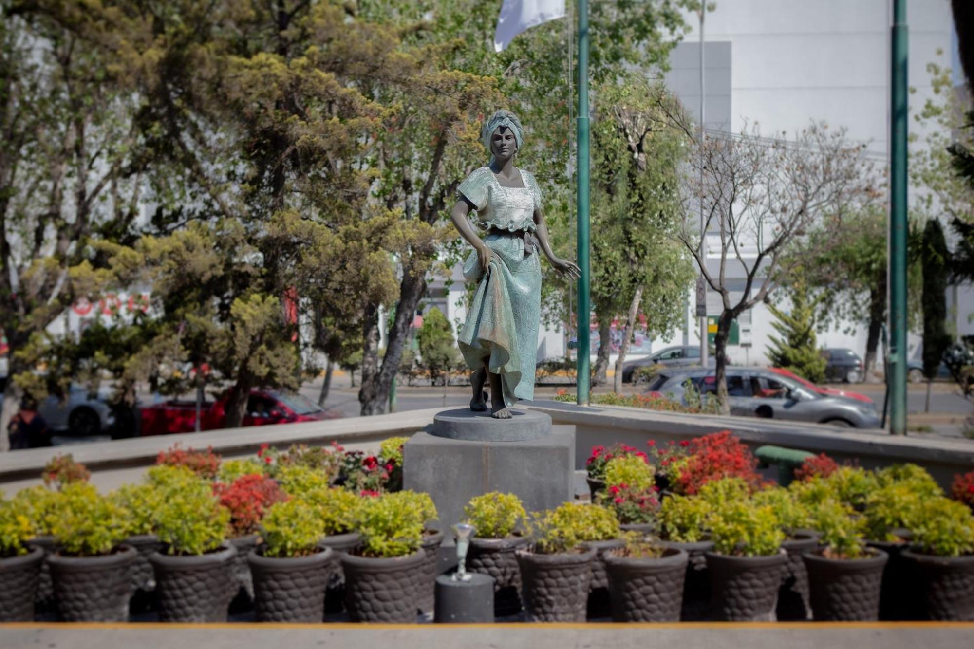 Hotel La Joya Pachuca Exterior foto Statue of the Virgin Mary