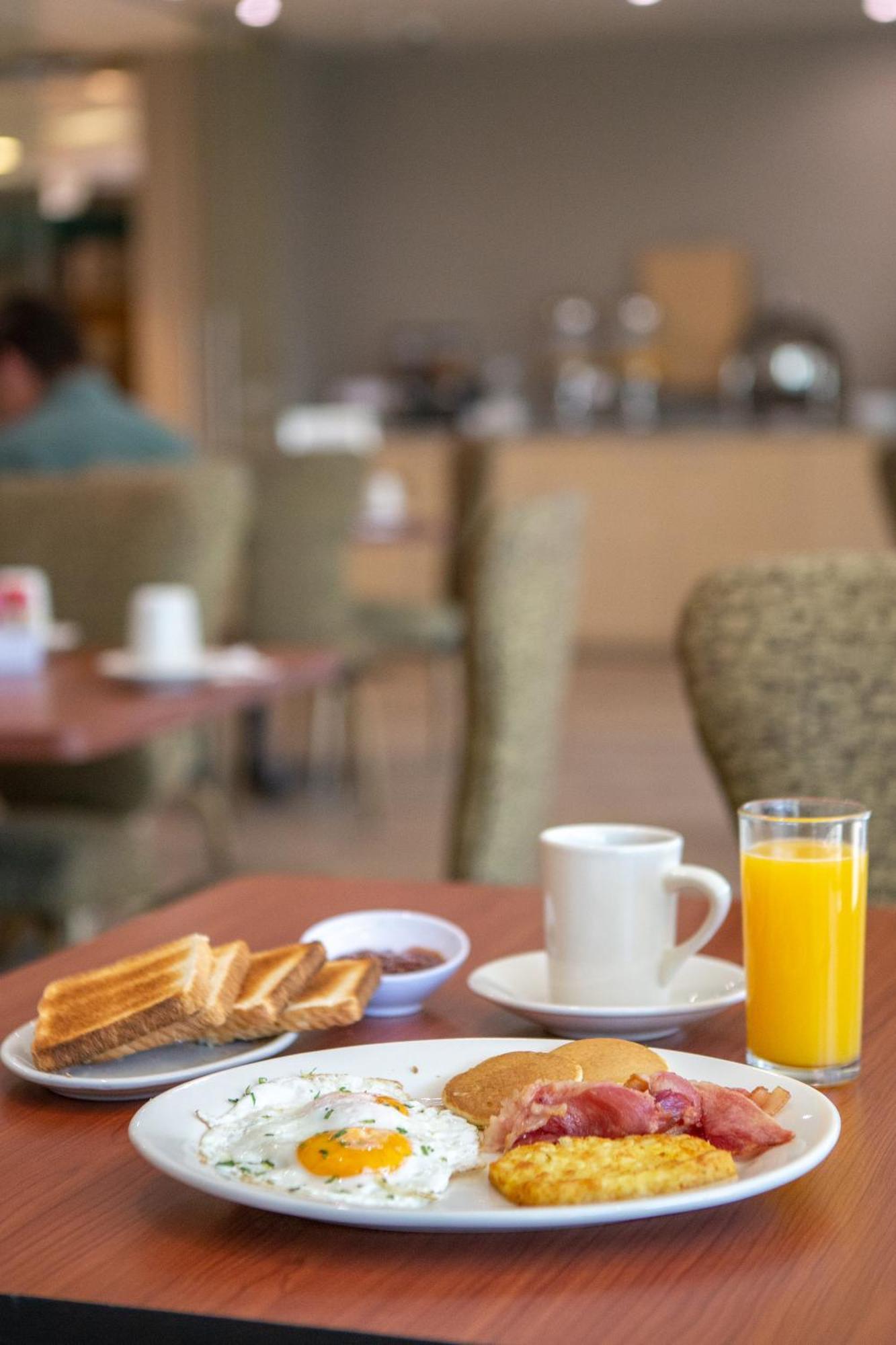 Hotel La Joya Pachuca Exterior foto A breakfast with orange juice